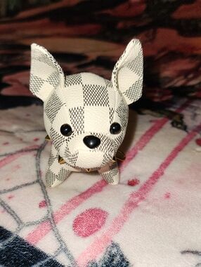 Checkered Leather Dog  Keychain - White/Gray